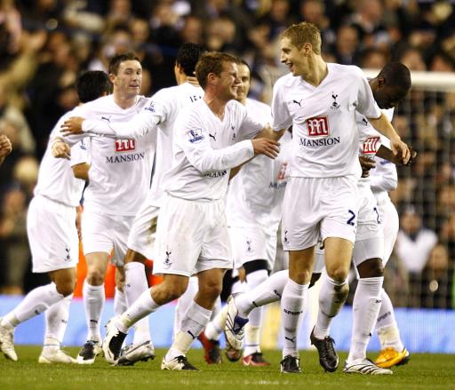 曼联、利物浦近五轮各1胜，英超积分榜曼联积22分，领先利物浦。（英超近五轮曼联与利物浦各仅一胜，曼联22分暂压利物浦）