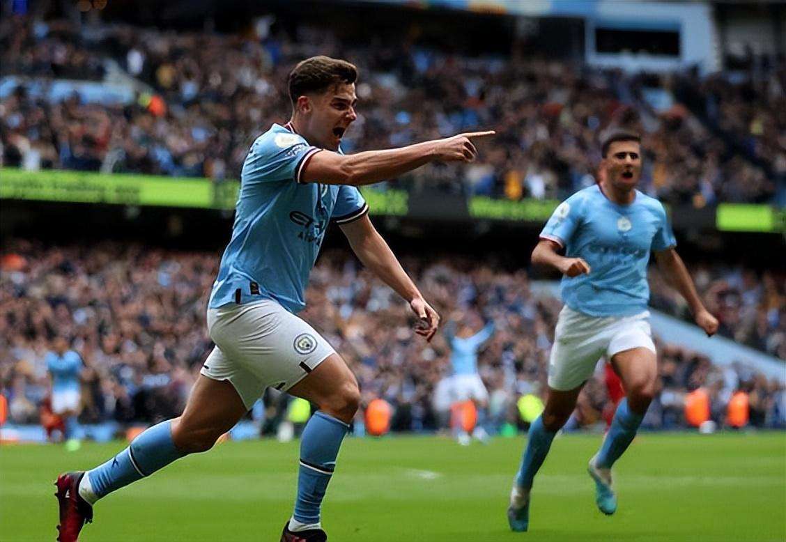 足球中超前锋获月最佳，进球效率惊人