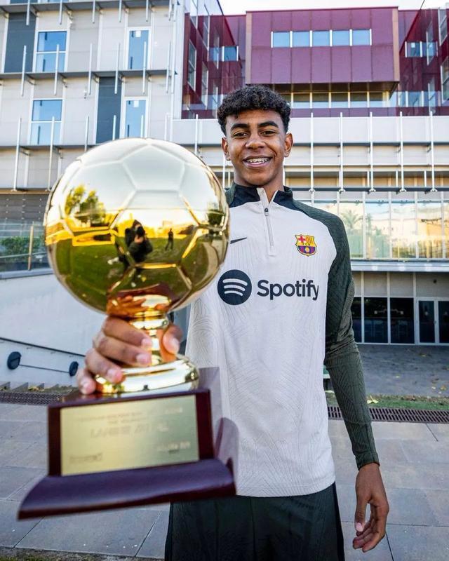 王飞获双料推广人奖，推动中国拳击发展，助力职业拳击繁荣。