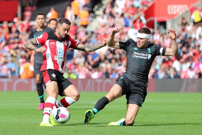 传统环节，利物浦全队戴圣诞帽在训练场拍大合照（利物浦延续传统：全队戴圣诞帽训练场合影）