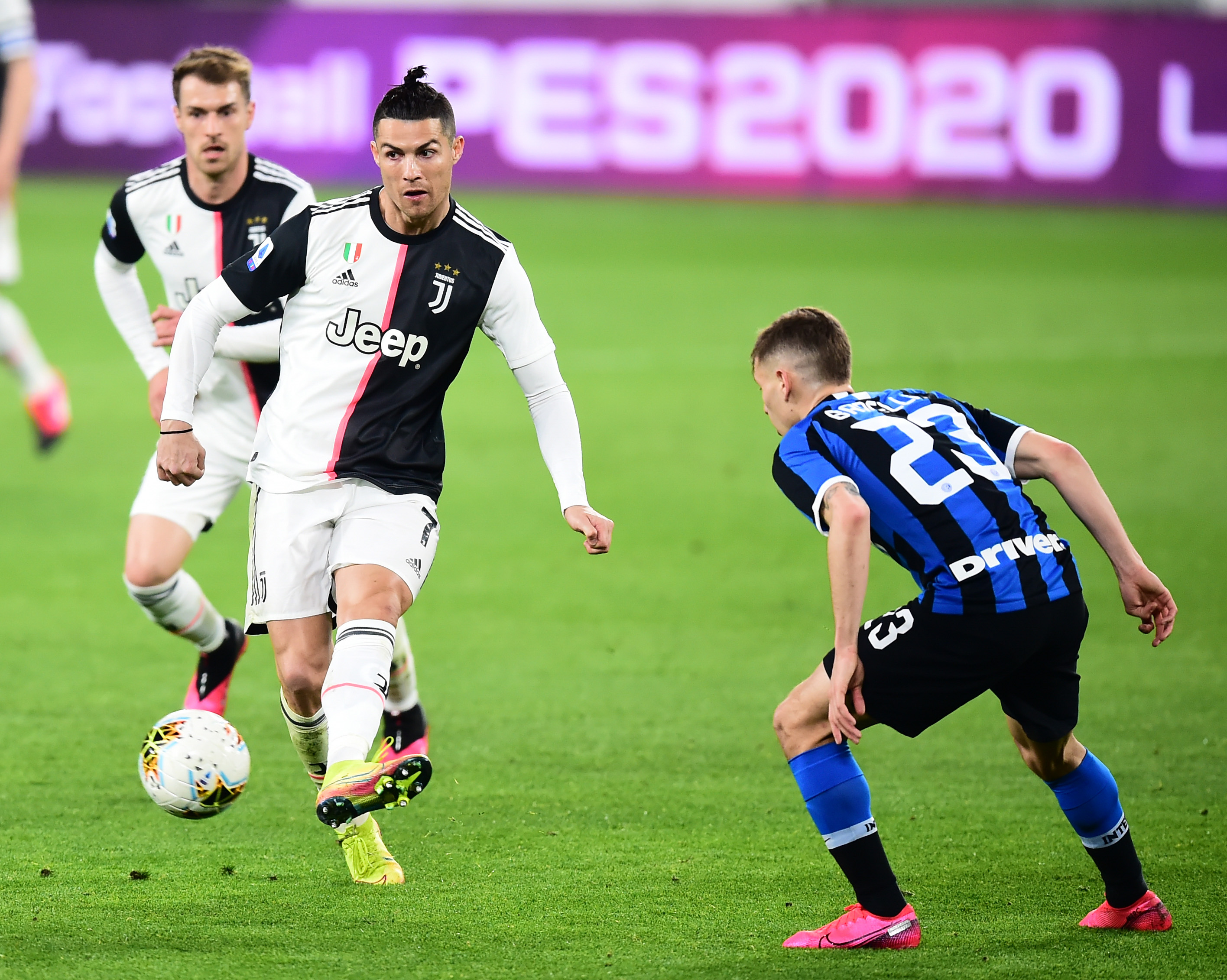 英超-阿森纳1-0客胜埃弗顿稳坐积分榜首，约克雷斯一锤定音（英超-阿森纳客场1-0击败埃弗顿继续领跑，约克雷斯打入制胜球）