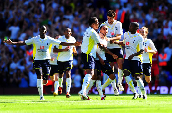 右脚踝囊受伤的基米希随德国队抵达卢森堡，走路仍有不便