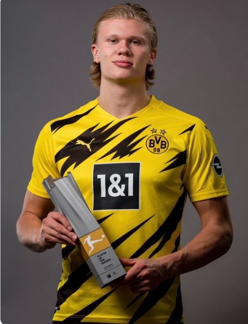 心系老东家，维尼修斯晒穿达尼洛弗拉门戈13号球衣打游戏