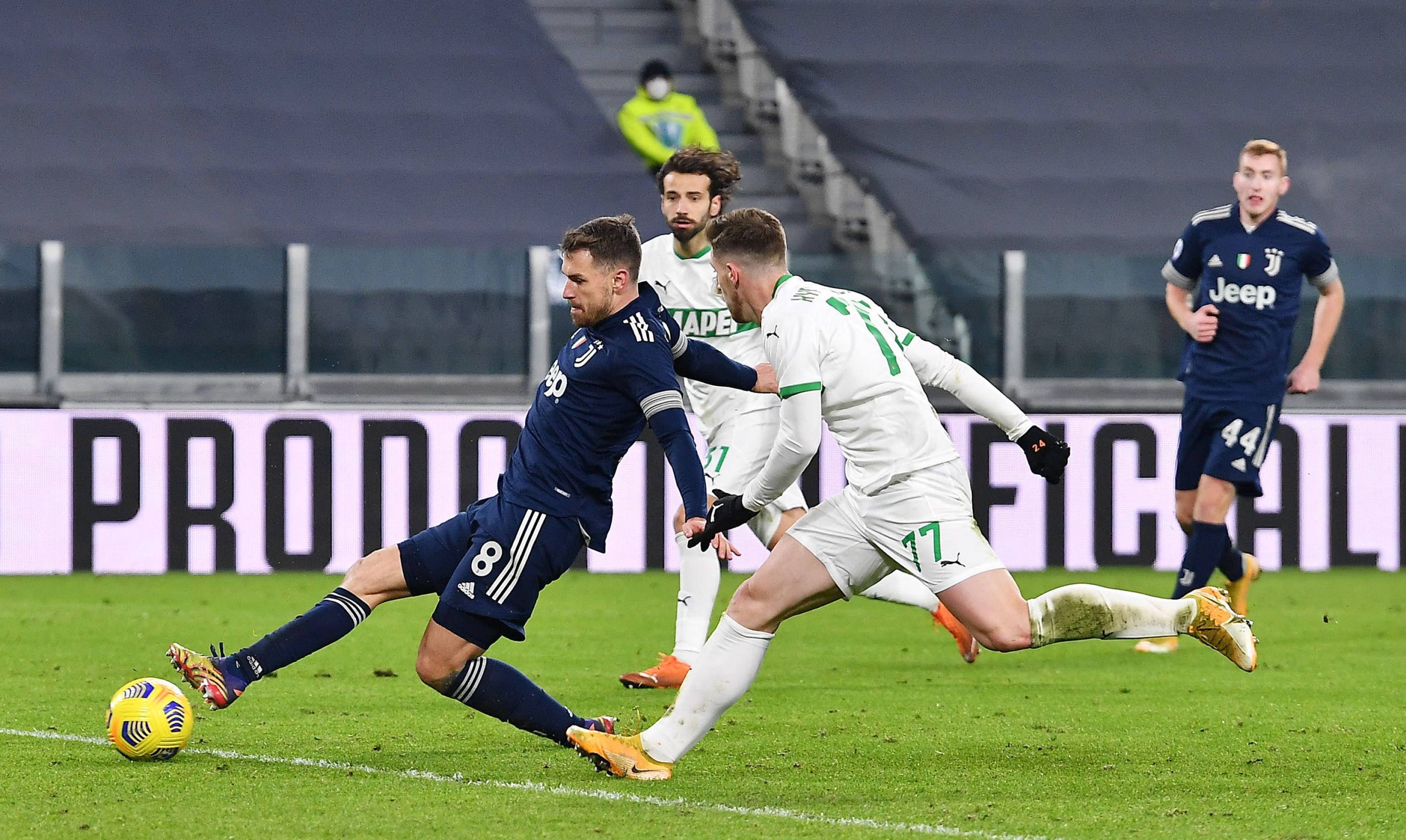 足球国足再次加练射门，教练组严要求