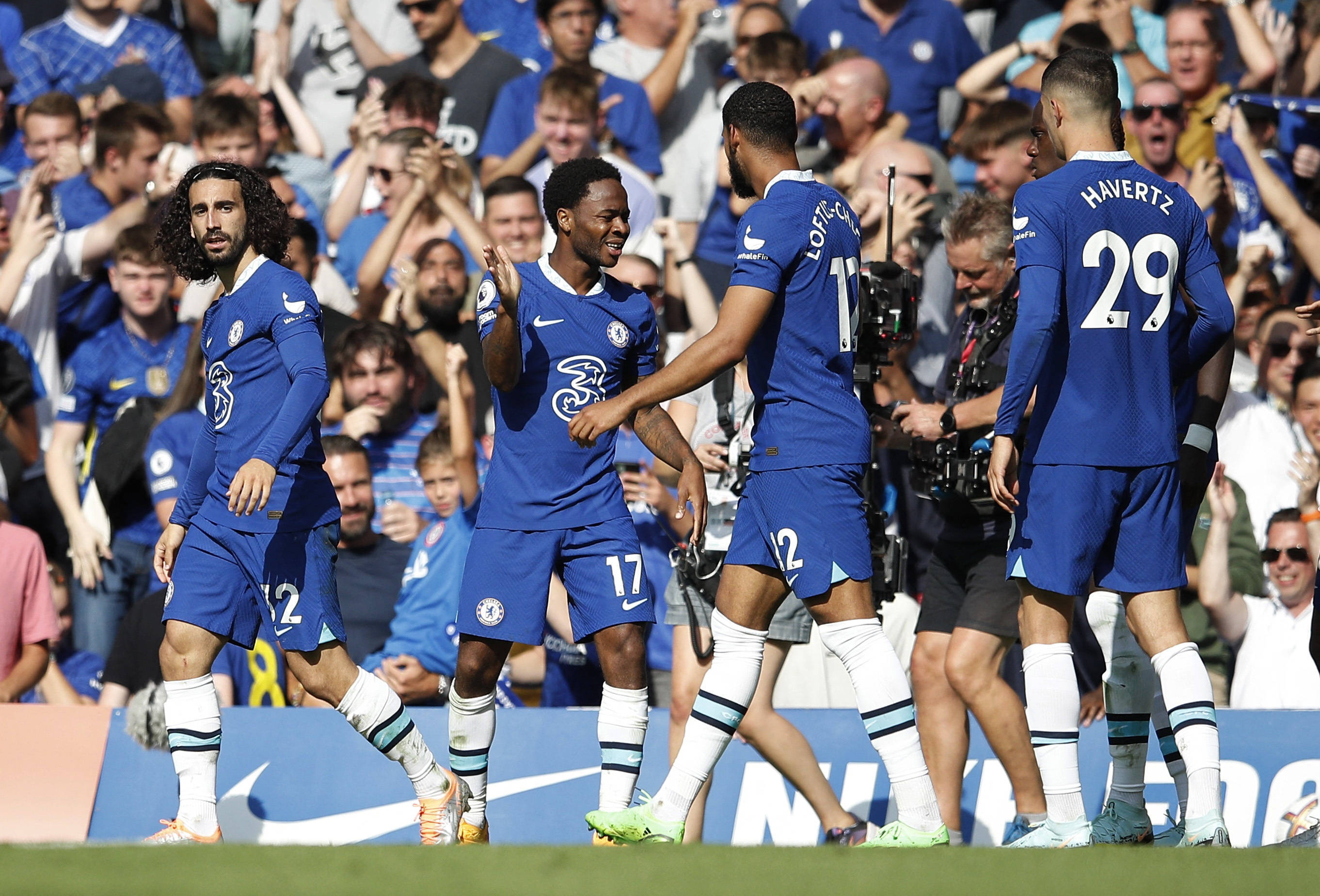 西媒：阿联酋企业慷慨赠送，巴萨球员喜获黄金iPhone